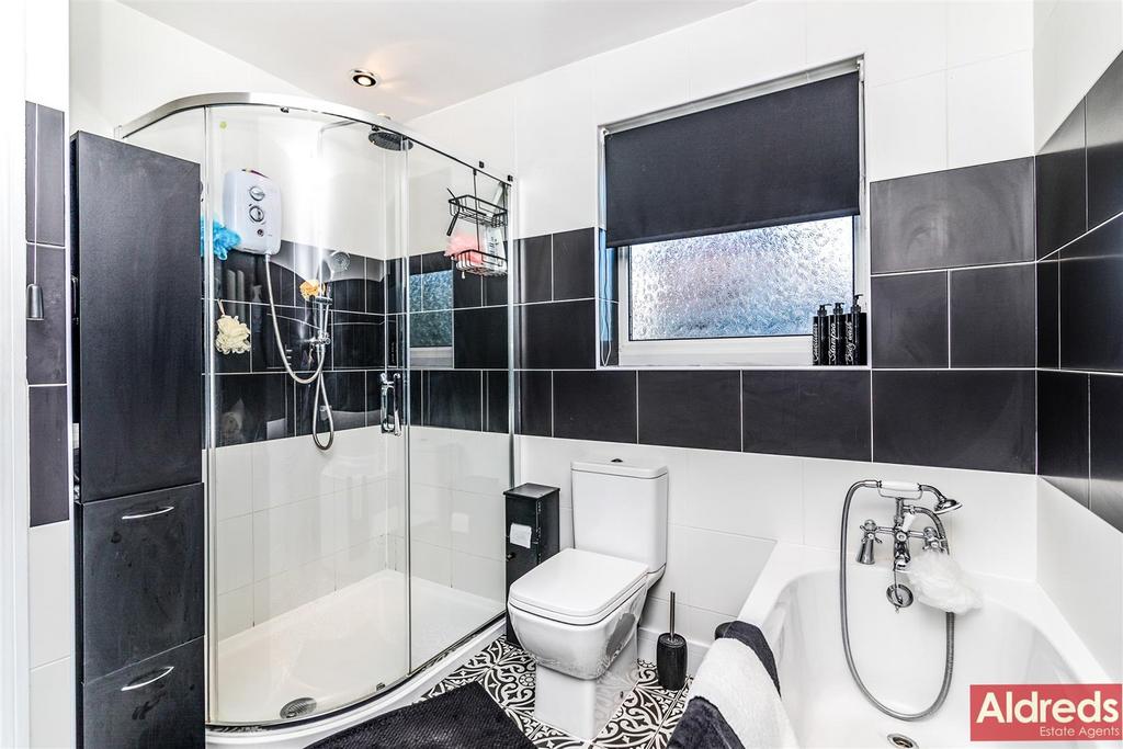 Family bathroom first floor