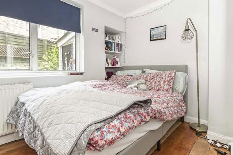 2 bedroom flat to rent, Oaklands Grove, London W12