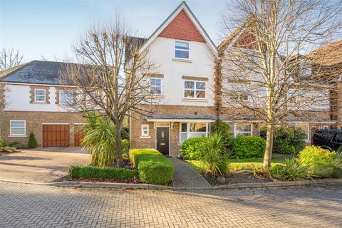 4 bedroom end of terrace house to rent, Gatcombe Crescent, Ascot