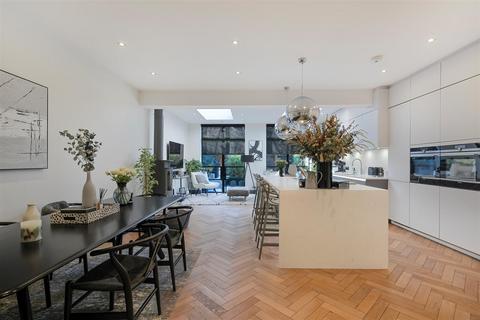 4 bedroom end of terrace house to rent, Gatcombe Crescent, Ascot