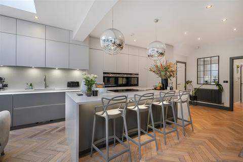 4 bedroom end of terrace house to rent, Gatcombe Crescent, Ascot