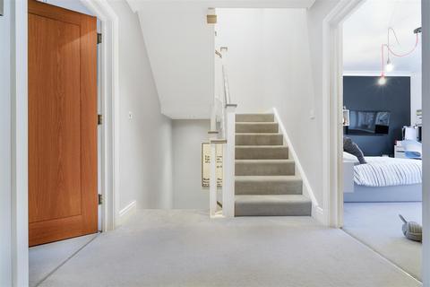 4 bedroom end of terrace house to rent, Gatcombe Crescent, Ascot