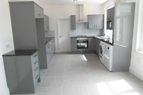 4 bedroom detached house to rent, Cromwell Road, Hounslow TW3