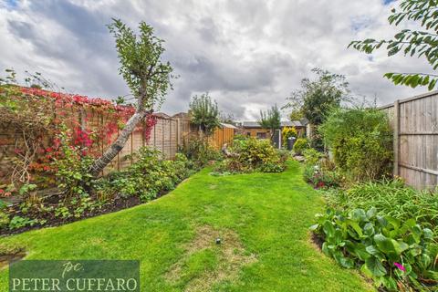 undefined, Hillview Gardens, Waltham Cross EN8