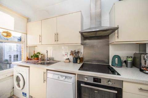 2 bedroom flat for sale, Sugden Road, London SW11