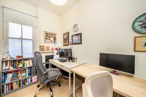 2 bedroom flat for sale, Sugden Road, London SW11