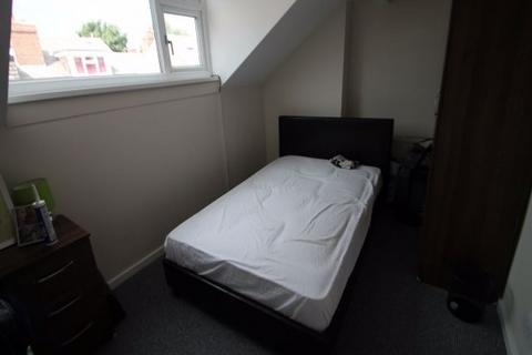 2 bedroom house to rent, Autumn Grove, Leeds LS6