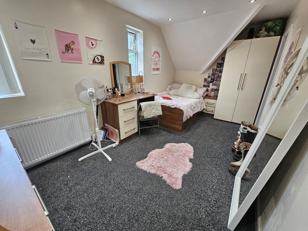 A cozy bedroom featuring a double bed, wardrobe...