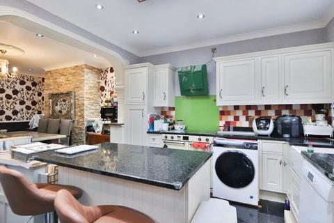 4 bedroom semi-detached house for sale, West Barnes Lane, New Malden
