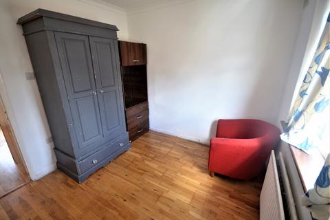 2 bedroom maisonette to rent, Erith Crescent, RM5 3JJ
