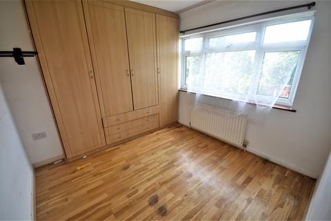 2 bedroom maisonette to rent, Erith Crescent, RM5 3JJ