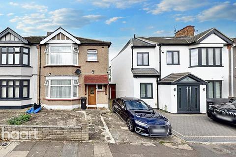 3 bedroom end of terrace house for sale, Benton Road, Ilford