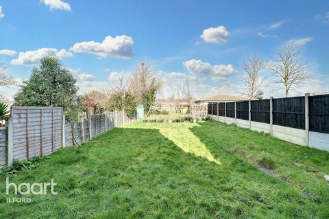3 bedroom end of terrace house for sale, Benton Road, Ilford