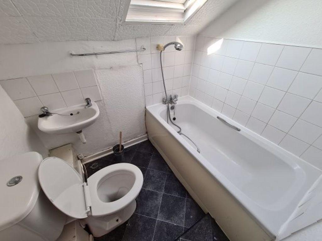 Bright and clean bathroom suite featuring a ful...