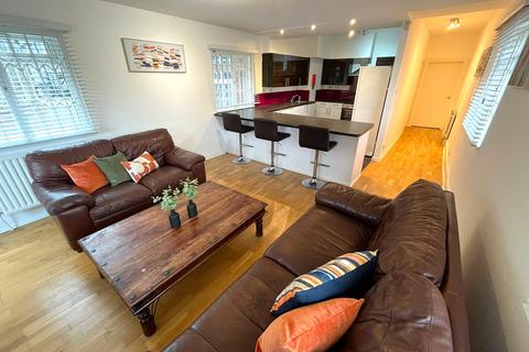 4 bedroom flat to rent, The Hollies, Third Avenue, Nottingham NG7