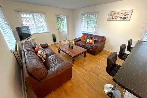 4 bedroom flat to rent, The Hollies, Third Avenue, Nottingham NG7