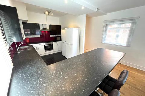 4 bedroom flat to rent, The Hollies, Third Avenue, Nottingham NG7