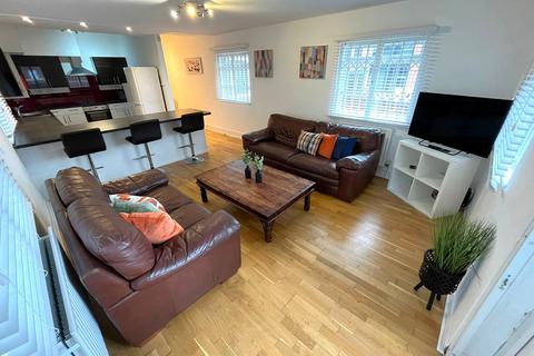 4 bedroom flat to rent, The Hollies, Third Avenue, Nottingham NG7