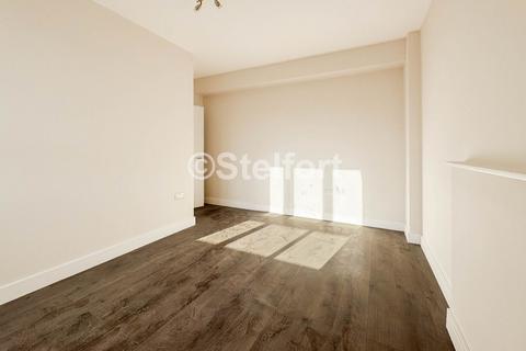 2 bedroom apartment to rent, Court Road, London SE9