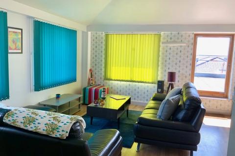 3 bedroom penthouse to rent, Raleigh Square, Raleigh Street, Nottingham NG7