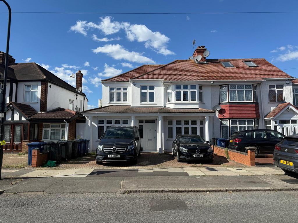 5 Bedroom Family House in Norwood Green