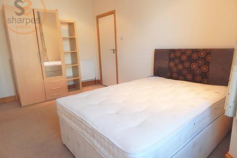 Front double room Robinson Road, London