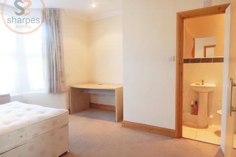 undefined, Front double room Robinson Road, London