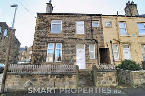 3 bedroom end of terrace house to rent, Crosland Street, Huddersfield HD4