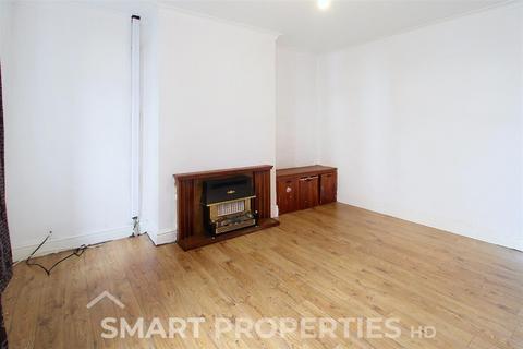 3 bedroom end of terrace house to rent, Crosland Street, Huddersfield HD4