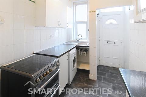 3 bedroom end of terrace house to rent, Crosland Street, Huddersfield HD4
