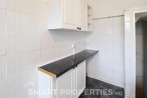 3 bedroom end of terrace house to rent, Crosland Street, Huddersfield HD4