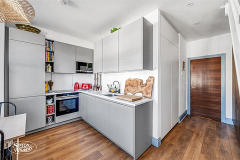 90a Darwin Road, London, W5 4BH