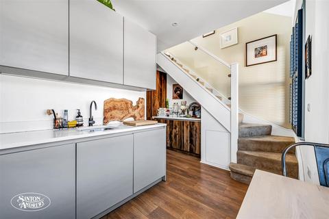 90a Darwin Road, London, W5 4BH