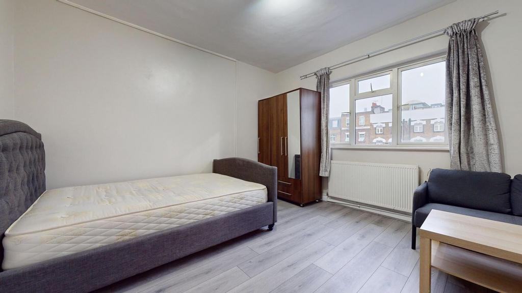 A bright and tidy double bedroom featuring a co...