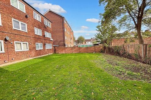 1 bedroom ground floor flat for sale, Landseer Avenue, London, E12