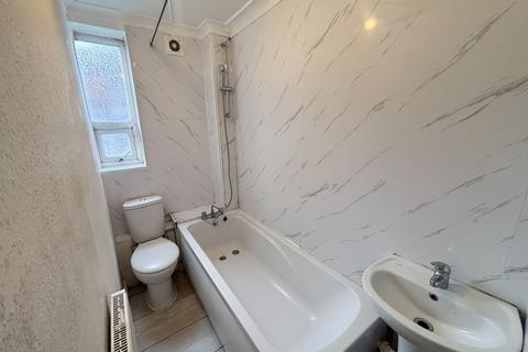 1 bedroom ground floor flat for sale, Landseer Avenue, London, E12