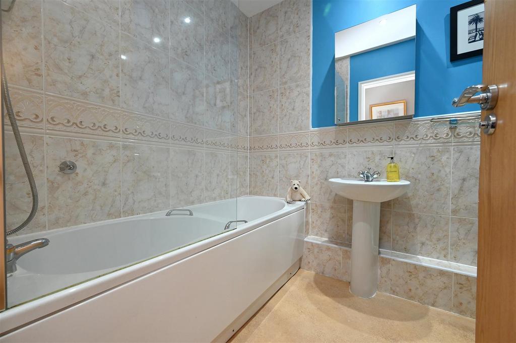 Ensuite1.JPG