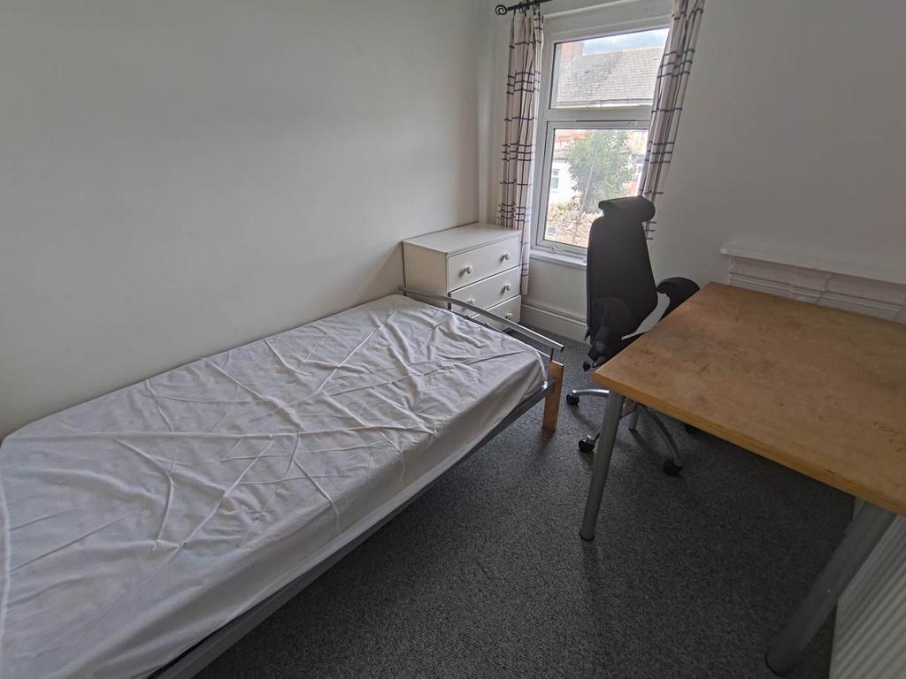 First floor rear bed