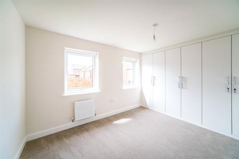3 bedroom house to rent, Box Crescent, Houghton Regis, Dunstable, LU5