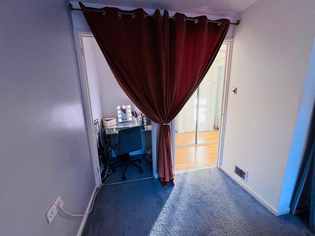 Cinque foil bedroom make up area.jpg