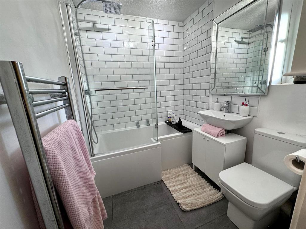 Cinque foil bathroom .JPG