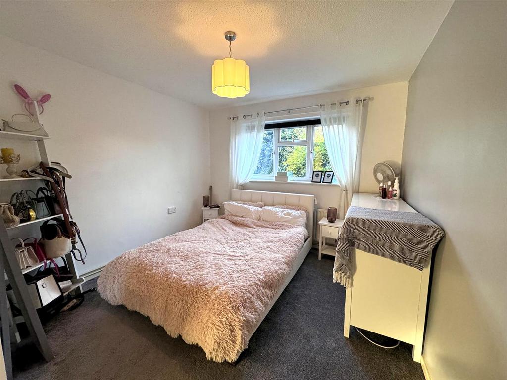 Cinque foil bedroom 1 .JPG