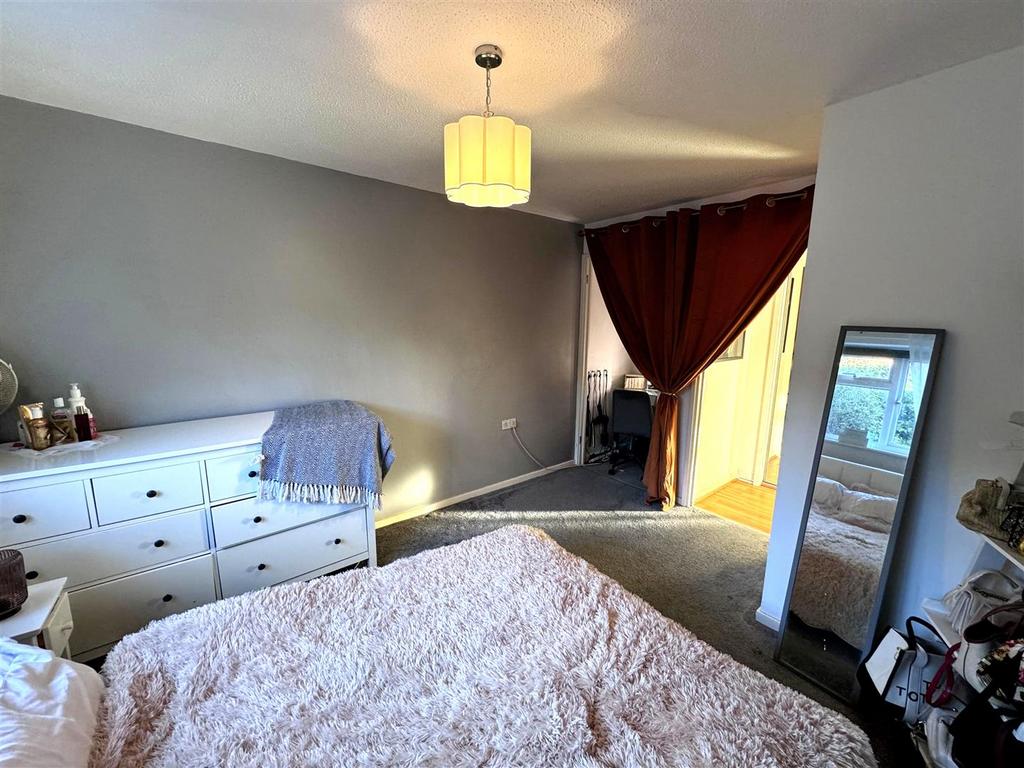 Cinque foil bedroom 2.JPG