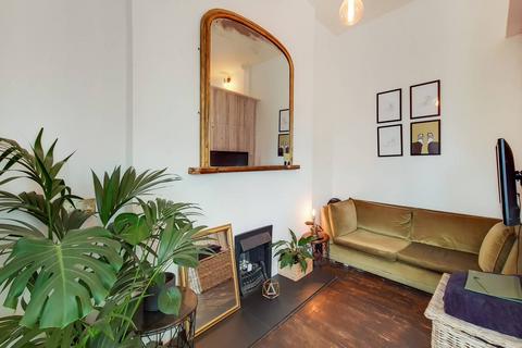 Studio to rent, Ladbroke Grove, Notting Hill, London, W11