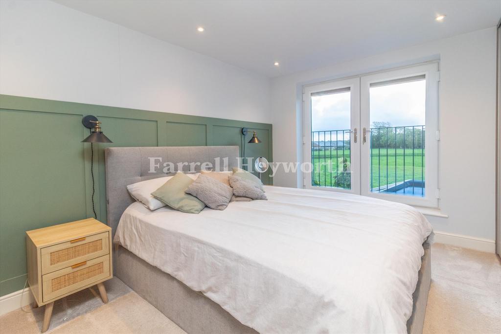 Bedroom 1 image 3