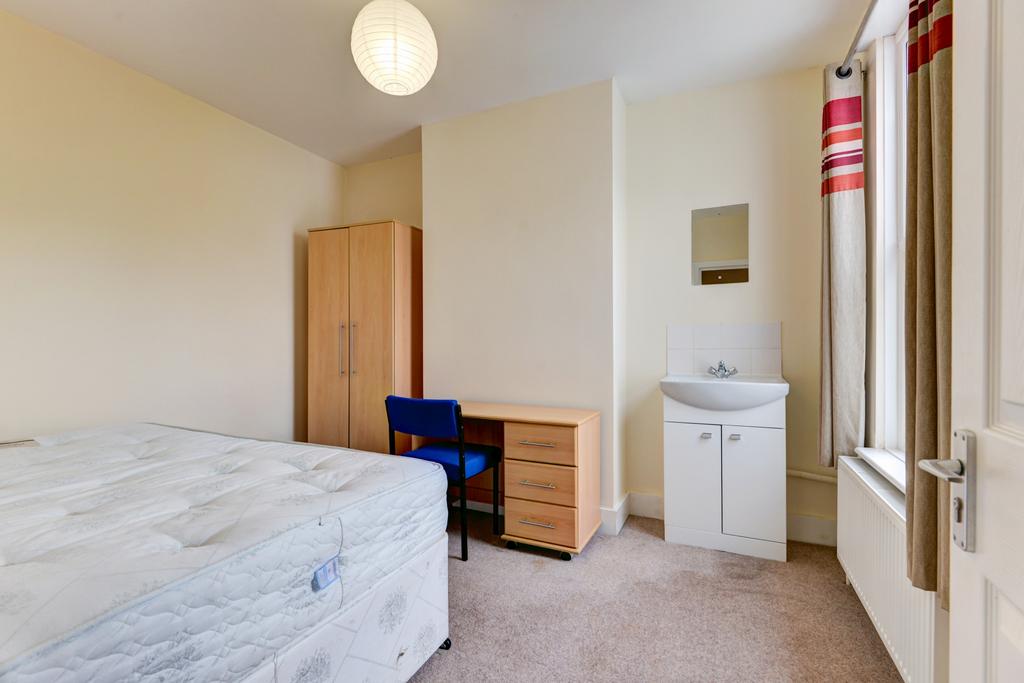Bright double bedroom with a comfortable mattre...