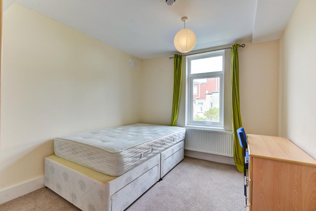 A bright and welcoming double bedroom with a sp...