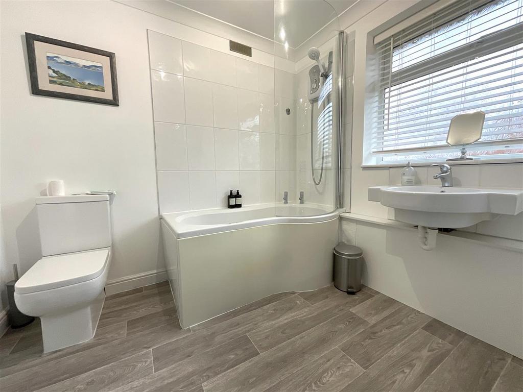 Modern Family Bathroom 525