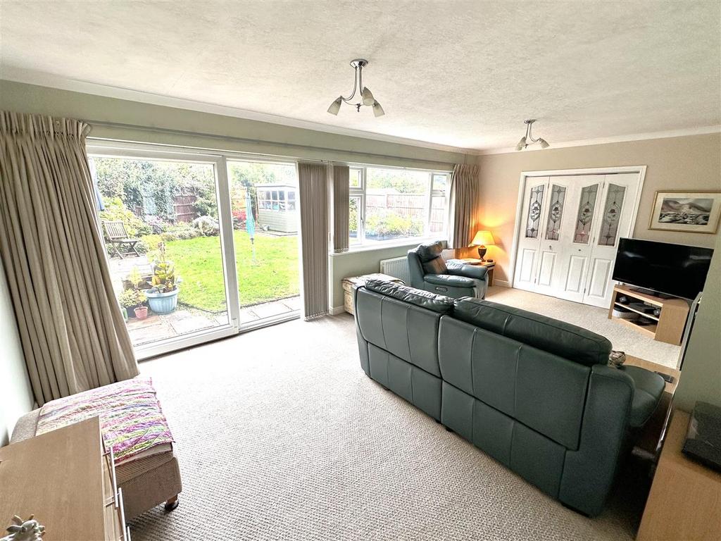 Spacious Living Room 948