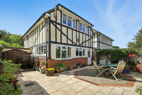 undefined, Moat Close, Doddinghurst